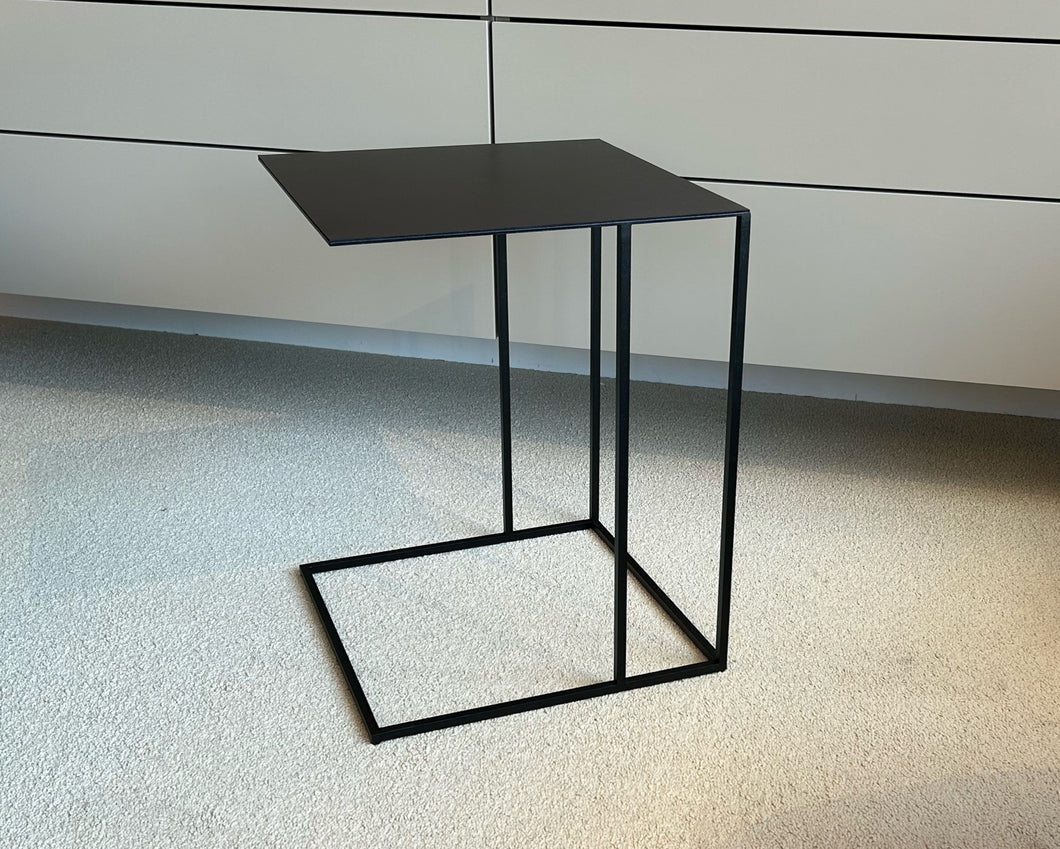 Jori Schiebebeistelltisch Ascot JR-t938

Rückläufer, leichte Druckstellen im Leder, siehe Fotos

Gestell Metall schwarz,
Platte Leder Vegetalia black
B/H/T 39 x 50 x 39 cm