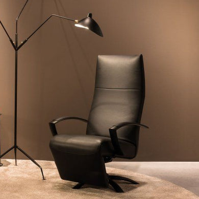 Schwarzer JORI Relaxsessel JR-3760 Brainbuilder Multimove Maxi in elegantem Nappaleder Cavila Black mit schwarzem Aluminiumfuß, ausgestellt in moderner Wohnumgebung mit Stehleuchte – Neuware bei Möbel Zeppenfeld