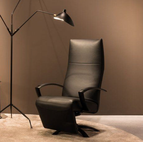 Schwarzer JORI Relaxsessel JR-3760 Brainbuilder Multimove Maxi in elegantem Nappaleder Cavila Black mit schwarzem Aluminiumfuß, ausgestellt in moderner Wohnumgebung mit Stehleuchte – Neuware bei Möbel Zeppenfeld