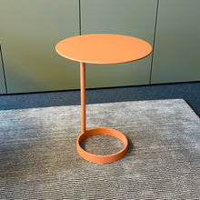 Laden Sie das Bild in den Galerie-Viewer, Eleganter runder Bestelltisch Sposa T-105 – perfekt passend zum Daydreamer Limited Edition

Vervollständigen Sie Ihr stilvolles Wohnzimmer mit dem eleganten Jori Bestelltisch Sposa T-105. Mit einer Höhe von 55 cm und einem Durchmesser von 40 cm bietet dieser Tisch die ideale Größe, um Ihre Lieblingsdekorationen, Getränke oder Zeitschriften stilvoll zu präsentieren.

Ausführung Blossom
