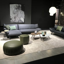 Laden Sie das Bild in den Galerie-Viewer, Kompaktes Leolux Devon Sofa mit verstellbaren Armlehnen
