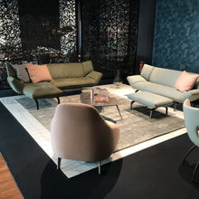 Laden Sie das Bild in den Galerie-Viewer, Leolux Devon Sofa – kleines Designerstück in modernem Wohnzimmer

