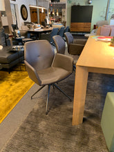 Laden Sie das Bild in den Galerie-Viewer, Mobitec Mood 95 Stuhl leger Möbel Zeppenfeld Olpe Designmöbel Sauerland Drehstuhl
