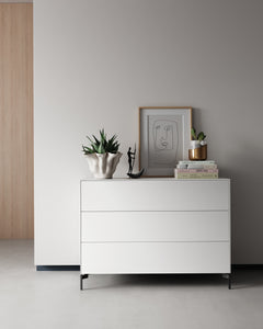 Nex Pur Box Kommode 1536776 in Weiß mit schwarzen Kufen, stilvoll dekoriert in modernem Interieur.