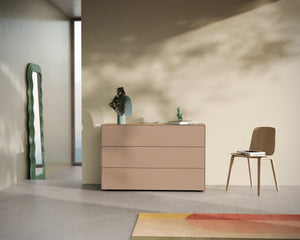 Wohnbeispiel mit Kommode Piure Nex Pur Box 1536776 in Rosewood-Farbton, warmes Ambiente mit Designmöbeln.