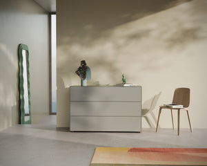 Piure Kommode 1536776 in Silk-Finish, dreischübige Variante im natürlich beleuchteten Wohnraum.