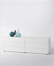 Laden Sie das Bild in den Galerie-Viewer, Zwei nebeneinander stehende Nex Pur Box Kommoden in Weiß, kombinierte Anordnung als stilvolles Lowboard.
