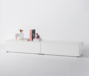 Design TV-Möbel von Piure mit flächenbündiger Mediaklappe