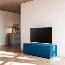 Laden Sie das Bild in den Galerie-Viewer, Modernes Lowboard mit Medienklappe von Piure – Modell 2018000 matt lackiert blau

