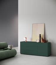 Laden Sie das Bild in den Galerie-Viewer, Piure Nex Pur Box Sideboard 2023800 in mattem Sage – elegantes Möbelstück mit asymmetrischer Frontgestaltung.
