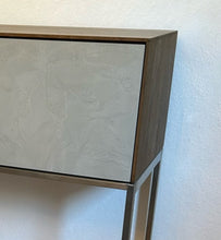 Laden Sie das Bild in den Galerie-Viewer, Detailansicht der Beton-Schreibfläche und Edelstahlfüße des AERA Sekretärs Katana von Pönnighaus
