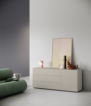 Laden Sie das Bild in den Galerie-Viewer, Minimalistisches Piure Nex Pur Box Sideboard 2023800 in Farbton Silk, 3 Schubladen, 1 Tür, 180 × 63 × 48 cm
