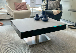Moderner Couchtisch JANUS Janas von Ronald Schmitt mit Keramikoberfläche und dekorativen Vasen im Showroom von Zeppenfeld Wohn Evolution in Olpe