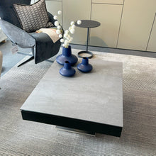 Laden Sie das Bild in den Galerie-Viewer, Funktionaler Couchtisch JANUS Janas mit ausgezogener Ablage und Edelstahlfuß – Designmöbel bei Zeppenfeld Wohn Evolution in Olpe.
