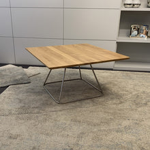 Laden Sie das Bild in den Galerie-Viewer, Ronald Schmitt K951 Beistelltisch im Wohnambiente – Wildeiche massiv, Edelstahl poliert, 75×75×40 cm
