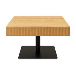 Höhenverstellbarer Design-Couchtisch Ronald Schmitt Lignum K472 mit massiver Wildeiche-Schublade und vertikaler Rillenfräsung, freigestellt für Webshop-Darstellung.
