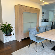 Laden Sie das Bild in den Galerie-Viewer, Scholtissek Varus Schrank – Eiche oder Astnuss | 150×170 &amp; 186×205 - Möbelhaus H. Zeppenfeld GmbH
