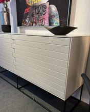 Laden Sie das Bild in den Galerie-Viewer, Sideboard Max Lack french grey matt, BHT 162 x 83 x 44,4 cm, 2 Türen, Ausstellungsstück
