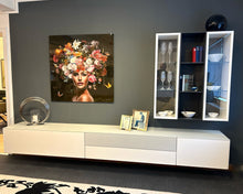 Laden Sie das Bild in den Galerie-Viewer, Subdbrock Media Wohnwand Verkehrsweiß Lowboard und Vitrine Ausstellgunsstück Möbel Zeppenfeld Olpe Deisgnmöbel Sauerland
