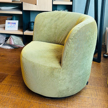 Laden Sie das Bild in den Galerie-Viewer, Erleben Sie den Dreh- und Schaukelsessel Donna von Bullfrog Design – modern, komfortabel und vielseitig. Jetzt den perfekten Sessel für Ihr Zuhause entdecken Bullfrog Design Sessel Drehsessel Schaukelsessel Donna kleiner Beistellsessel Möbel Zeppenfeld Olpe Designmöbel Sauerland
