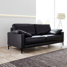 Laden Sie das Bild in den Galerie-Viewer, Violetta Sitzkomfort Sofa Terni Aktion Sonderpreis Möbel Zeppenfeld Olpe Designmöbel Sauerland kubisches Sofa ähnlich Cor Conseta
