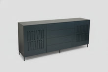 Laden Sie das Bild in den Galerie-Viewer, AERA „Claire“ – 3/4-Ansicht, Sideboard in Anthrazit matt, schwarzes Gestell
