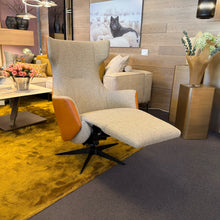 Laden Sie das Bild in den Galerie-Viewer, AERA Signa 1005 Relaxsessel mit außen whiskyfarbenem Leder und innen sandfarbenem Bouclé-Stoff
