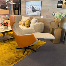 Laden Sie das Bild in den Galerie-Viewer, AERA Signa NV-1005 Relaxsessel mit ausgefahrener Fußstütze und motorischer Relaxfunktion
