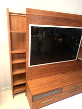 Laden Sie das Bild in den Galerie-Viewer, Detailansicht des TV-Paneels mit Rahmen im Modell Amar – hochwertige Verarbeitung in Nussbaum.

