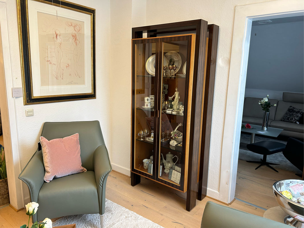 Annibale Colombo Sammlervitrine in Ebenholz und Kirschbaum, Ausstellungsstück im Abverkauf.