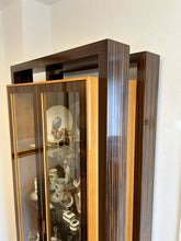 Laden Sie das Bild in den Galerie-Viewer, Luxuriöse Designvitrine von Annibale Colombo, Ebenholz/Kirschbaum, Ausstellungsstück sofort verfügbar
