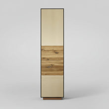 Laden Sie das Bild in den Galerie-Viewer, Anrei Puro Style SY770 – Vitrine in Asteiche mit Zopfbürstung und Frontansicht
