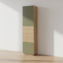 Laden Sie das Bild in den Galerie-Viewer, Anrei Puro Style SY770 – Vitrine in Asteiche mit Zopfbürstung und Schattenfuge, 50×198,6×35 cm, Wohnambiente, Lack Salbei matt
