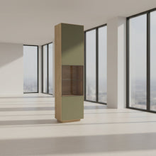 Laden Sie das Bild in den Galerie-Viewer, Anrei Puro Style SY771 – Vitrine in Asteiche mit Glastür und schwarzem Metallrahmen, 50×198,6×35 cm, Ambientem Lack salbei
