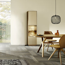 Laden Sie das Bild in den Galerie-Viewer, Anrei Puro Style SY771 – Vitrine in Astnuss mit Glastür und schwarzem Metallrahmen, 50×198,6×35 cm, Ambiente
