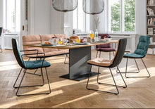 Laden Sie das Bild in den Galerie-Viewer, Asco T-Table im modernen Essbereich – Eiche weiß geölt, Zentralfuß in Stahl, 240×100 cm
