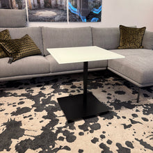 Laden Sie das Bild in den Galerie-Viewer, Beistelltisch 60×60 cm – Optiwhite-Glas mit Nanostruktur, unterlackiert nach RAL/NCS/Sikkens, rollbar; passend für Duett K526 &amp; Kolo K726 (DUO/pOp) Wohnsituation
