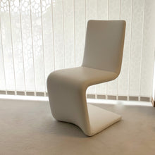 Laden Sie das Bild in den Galerie-Viewer, Bonaldo Venere – Einzelstuhl in Leder Capri Weiß, 3/4-Ansicht

