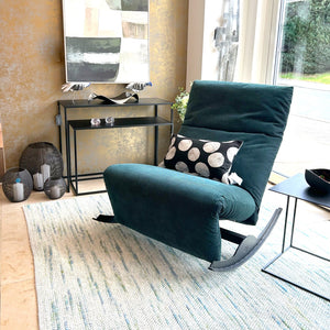 Bullfrog Loungesessel Rockfrog elektrisch verstellbar in moderner Wohnumgebung mit Beistelltisch, Teppich und Wanddeko