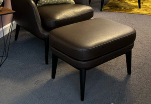 Sessel Grace mit Hocker von BW Bielefelder Werkstätten – Ausstellungsstück im Neuzustand in Leder schwarz