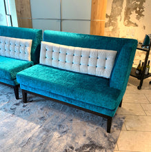 Laden Sie das Bild in den Galerie-Viewer, Detail Velours Luciano Blau – BW Polo Dining, feine Struktur &amp; Kantenführung
