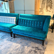 Laden Sie das Bild in den Galerie-Viewer, BW Polo Dining – Wendekissen in Blau/Silbergrau, Detail beidseitig
