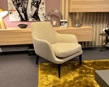 Laden Sie das Bild in den Galerie-Viewer, Sessel Grace von Bielefelder Werkstätten in Stoff Mara 575 – Ausstellungsstück in moderner Wohnraumszene bei Möbel Zeppenfeld
