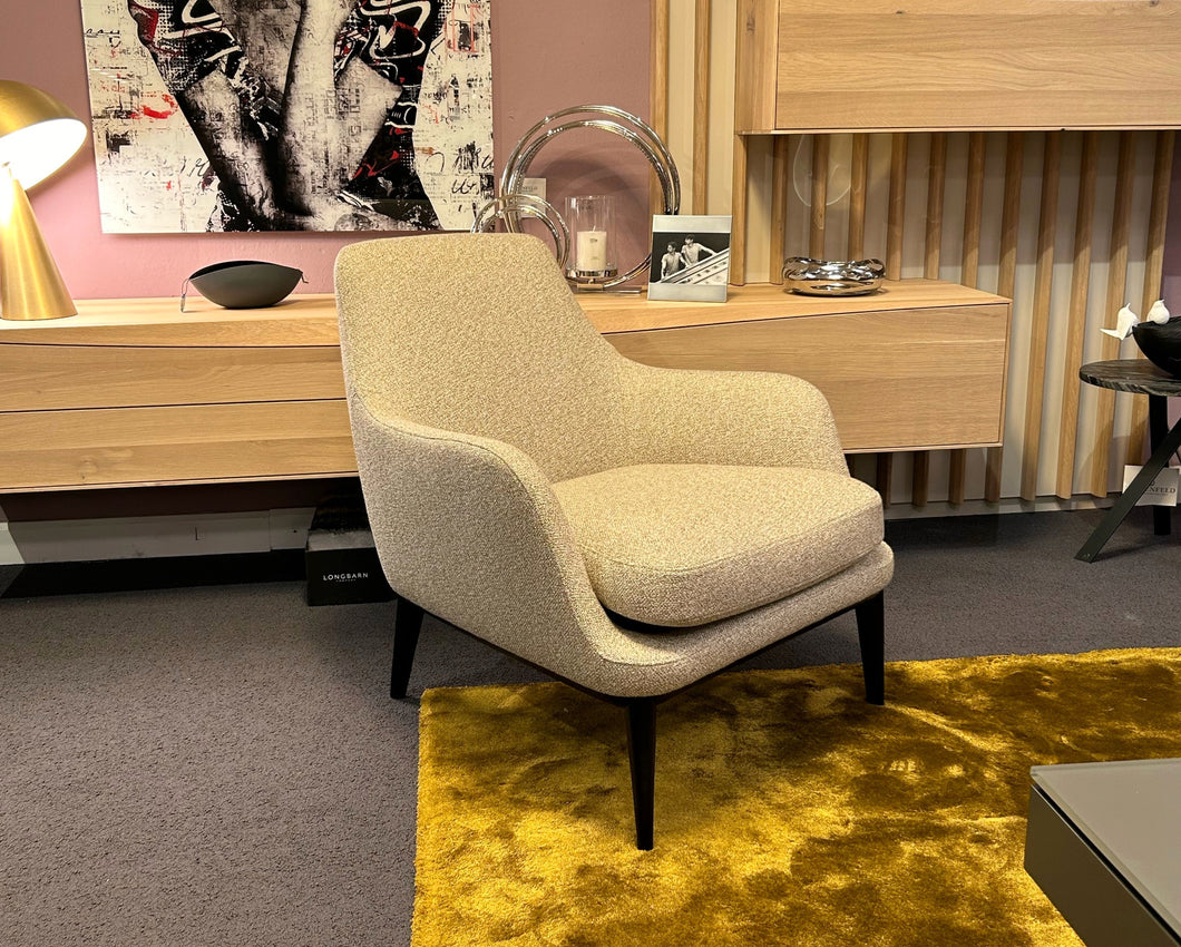 Sessel Grace von Bielefelder Werkstätten in Stoff Mara 575 – Ausstellungsstück in moderner Wohnraumszene bei Möbel Zeppenfeld