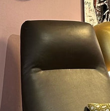 Laden Sie das Bild in den Galerie-Viewer, Rückenlehne des Sessel Grace in Leder Provence negro von BW Bielefelder Werkstätten – Detailansicht

