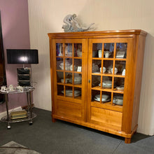 Laden Sie das Bild in den Galerie-Viewer, Detail Camargue – Schellack handpoliert auf Kirschbaum, sichtbare Maserung
