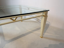 Laden Sie das Bild in den Galerie-Viewer, Couchtisch Bielefelder Werkstätten T90, cremeweiß marmoriert mit Messingdetails und Kristallglasplatte, Ausstellungsstück im Landhausstil Detail des Gestells
