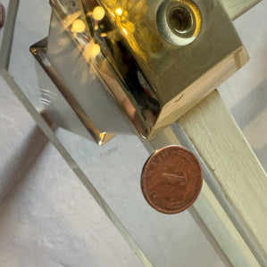 Couchtisch Bielefelder Werkstätten T90, cremeweiß marmoriert mit Messingdetails und Kristallglasplatte, Ausstellungsstück im Landhausstil Größe Beschädigung Platte