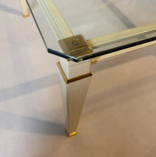 Laden Sie das Bild in den Galerie-Viewer, Couchtisch Bielefelder Werkstätten T90, cremeweiß marmoriert mit Messingdetails und Kristallglasplatte, Ausstellungsstück im Landhausstil Detail Fuß
