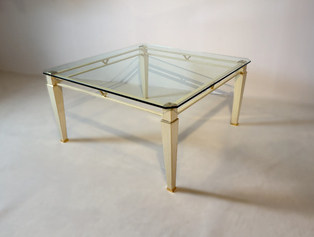 Couchtisch Bielefelder Werkstätten T90, cremeweiß marmoriert mit Messingdetails und Kristallglasplatte, Ausstellungsstück im Landhausstil